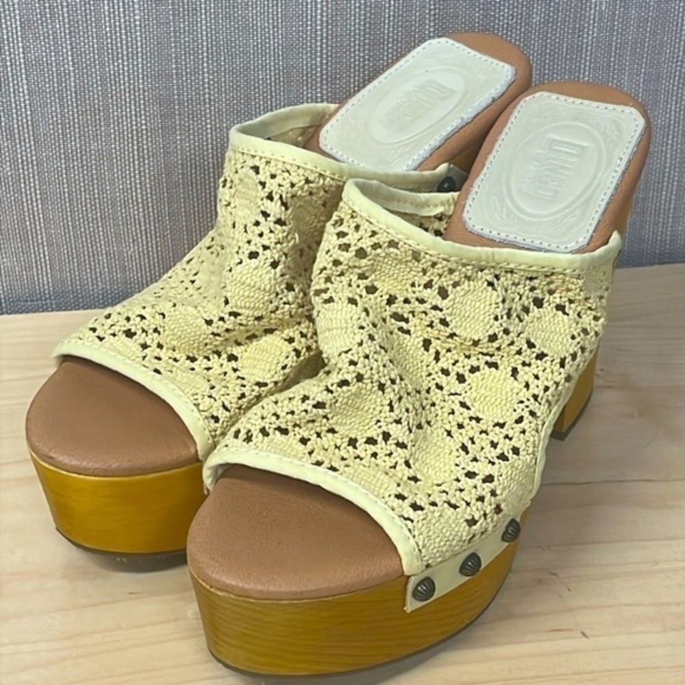 Dingo yellow‎ lace wedge sandals size 8